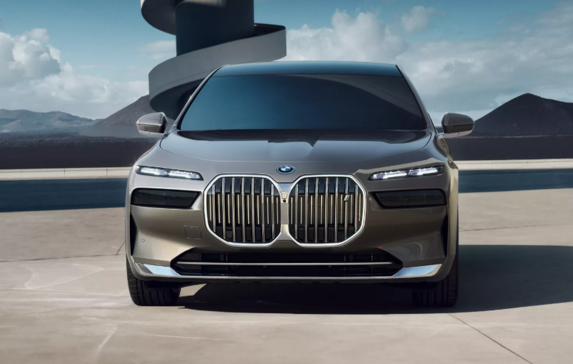 BMW i7改良型は第6世代バッテリーを搭載、ライフサイクル全体の炭素排出量を約33%削減
