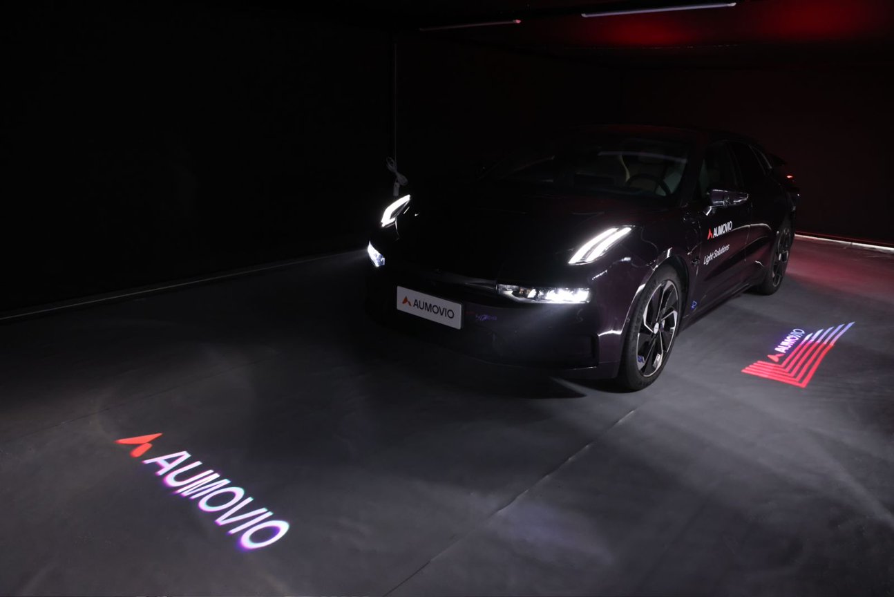 欧摩威が英唐智控と連携、車載スマート近距離投影ソリューションを共同開拓