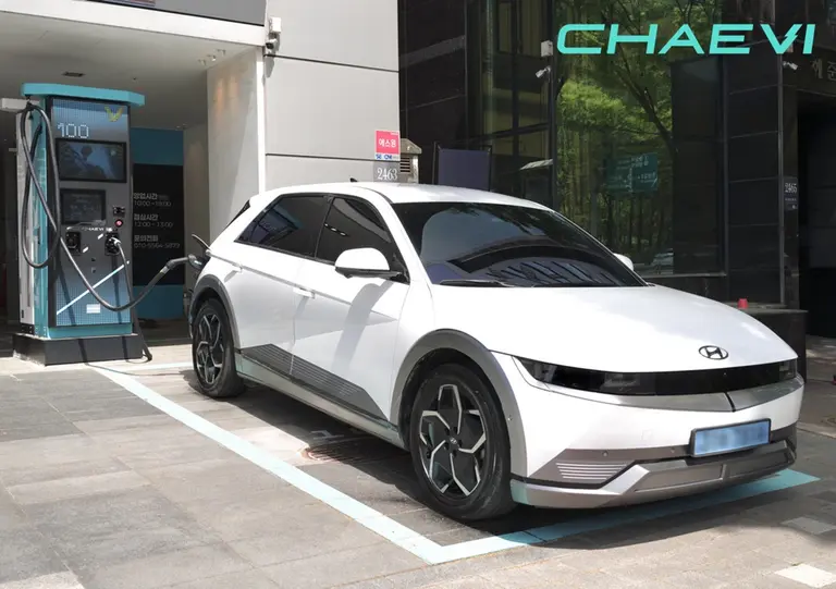 チェビ充電ステーションでアイオニック5車両がPnC充電中の様子