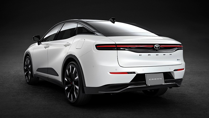 На фото: прототип обновленного седана Toyota Crown Crossover