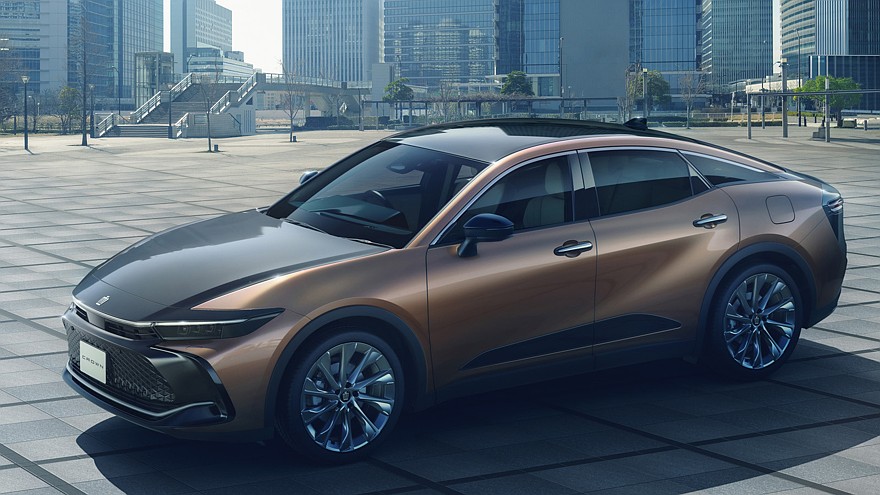 На фото: актуальный Toyota Crown Crossover