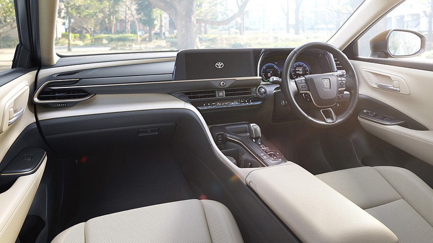 На фото: салон актуального седана Toyota Crown Crossover