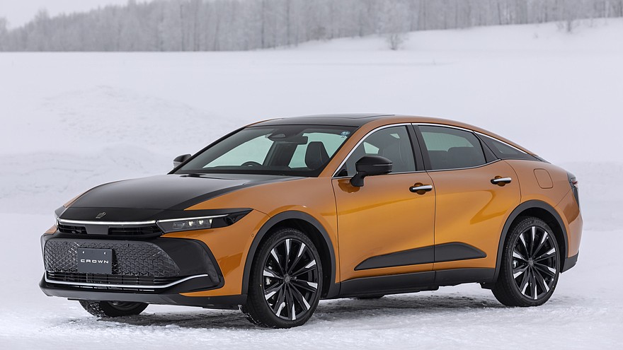 На фото: актуальный Toyota Crown Crossover RS