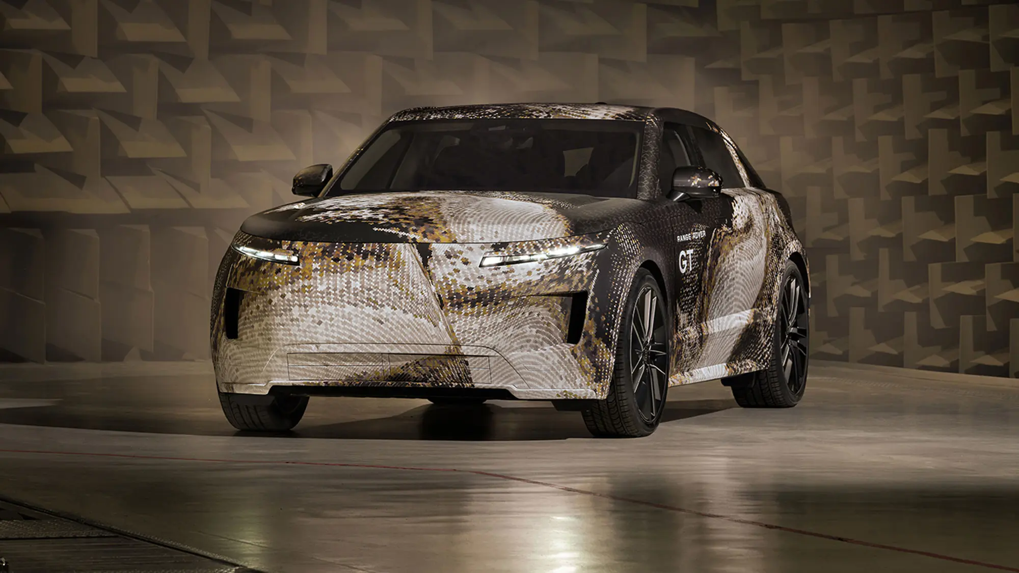 Range Rover GT (2026): front three quarter static, camouflage wrap