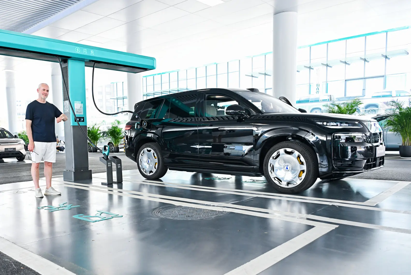 BYD' Flash Charging: 'game-changing' five-minute charging plans tested