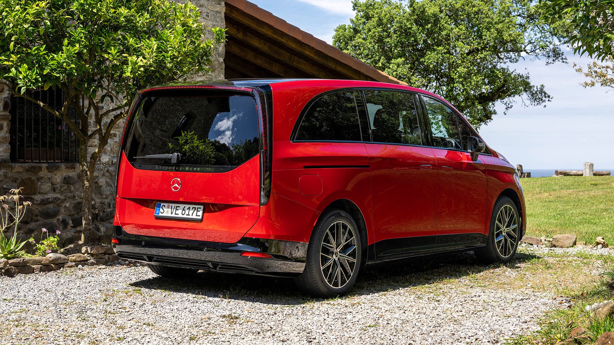 Der neue elektrische Mercedes-Benz VLE / Press Test Drive Bilbao, Spanien ( Mercedes-Benz VLE 400 4MATIC elektrisch MANUFAKTUR patagonia red metallic | vorläufige Werte: Energieverbrauch kombiniert: 22,1–19,8 kWh/100km | CO₂-Emissionen kombiniert: 0 g/km | CO₂-Klasse: A) // The all-new Mercedes-Benz VLE_Press Test Drive Bilbao, Spain (Mercedes-Benz VLE 400 4MATIC electric MANUFAKTUR patagonia red metallic | provisional figures: combined energy consumption: 22,1-19,8kWh/100 km | combined CO₂ emissions: 0 g/km | CO₂ class: A)